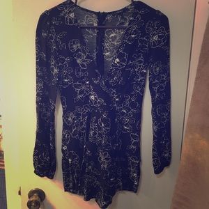 Black flower short jumper.